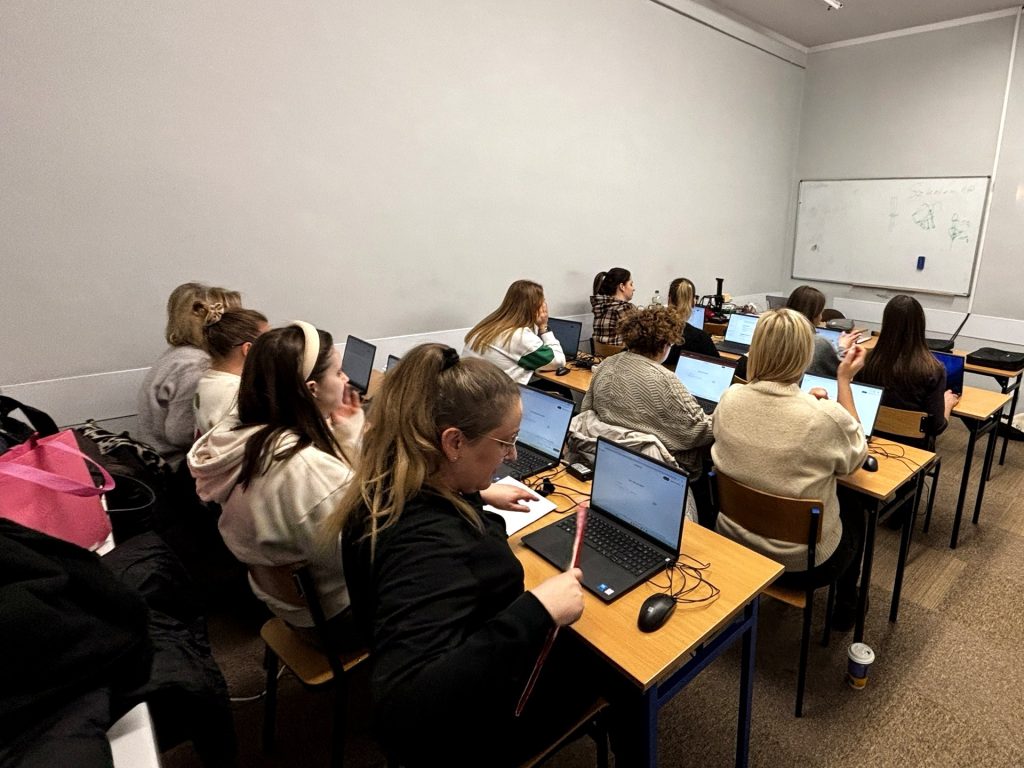 Szkolenie AI dla pracowników — uczestniczki ćwiczą pisanie promptów na laptopach, szkolimy24