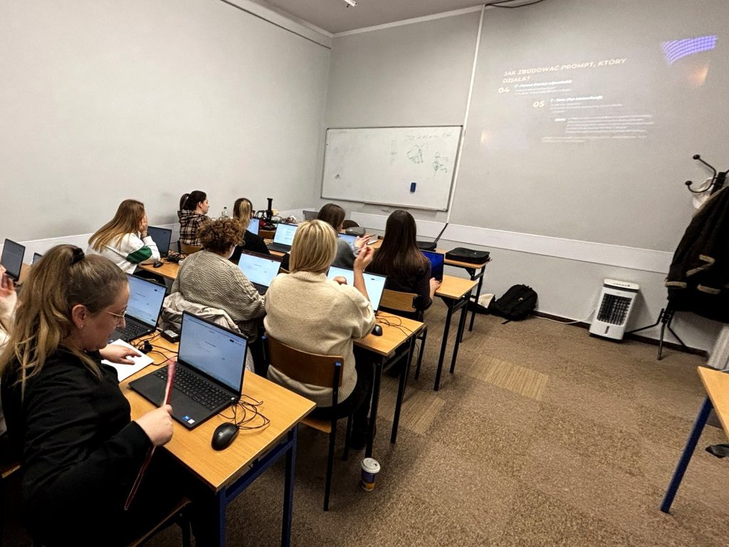 Szkolenie AI szkolimy24 — ćwiczenia z budowania promptów na laptopach