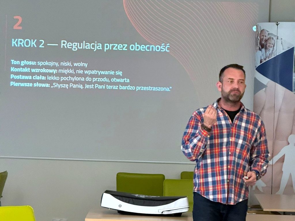 Trener szkolimy24 prowadzi szkolenie dla pracowników instytucji